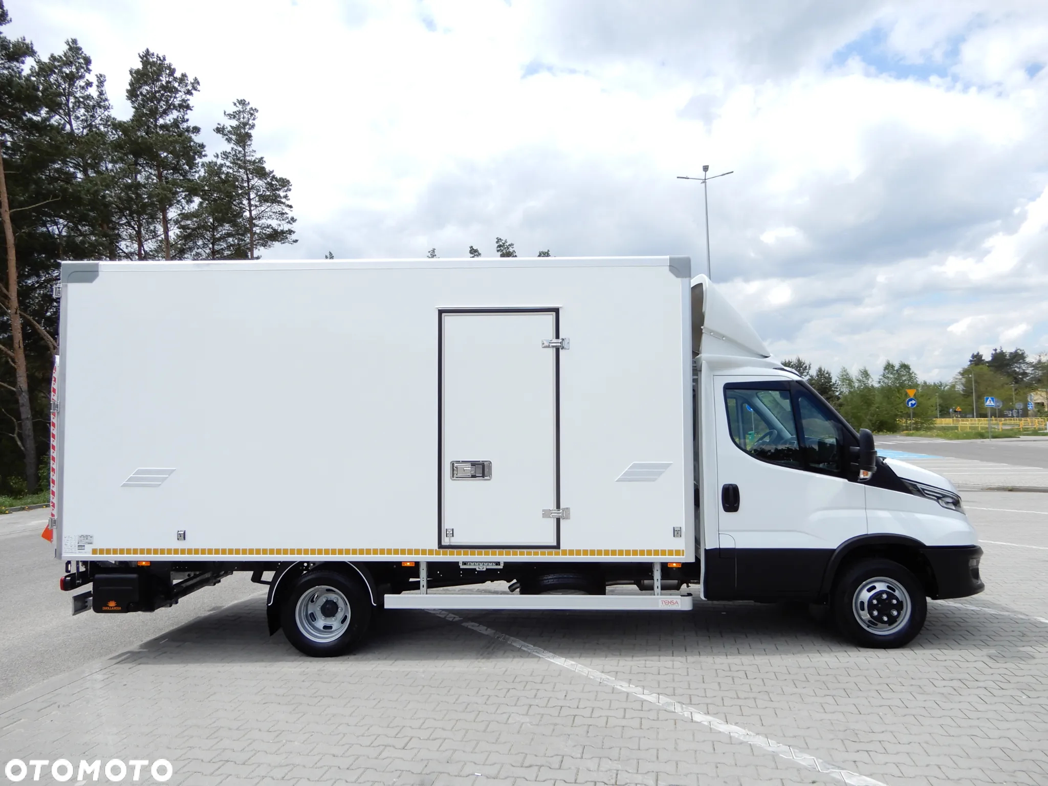 Iveco DAILY 50C18 Hi-Matic Kontener 10 E.Palet 4.91 Cm Boczne Drzwi + Winda Załadowcza DHOLLANDIA 1000 Kg Rozstaw Osi 4350 mm WZMACNIANY Tempomat Aktywny Full LED 16 Tys Km GWARANCJA FABRYCZNA Stan FABRYCZNIE NOWY DOSTĘPNY OKAZJA - 3