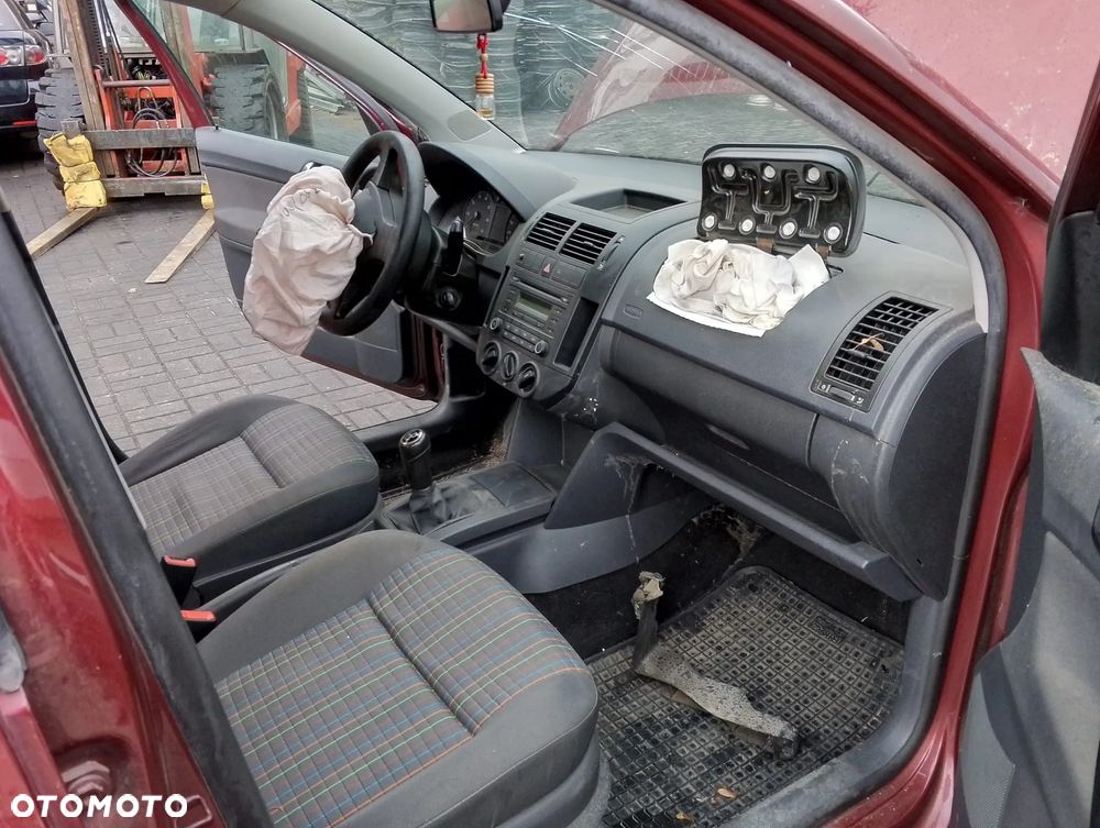 Volkswagen Polo 9N3 FL (05-09.) 1.2 B 59KM. Silnik BBM Skrzynia JHN/LVC  lakier LC3R.Cały na części. GWARANCJA !!! Przód Tył Zestaw Komplet Drzwi Klapa Zderzak Błotnik Maska Grill Atrapa Szyba Pas Lampa Lusterko Boczki Fotel Kanapa Kokpit Deska Rozdzielcza Przełącznik Włącznik Sterownik Przewody Wiązka Instalacja Moduł Komputer Czujnik Listwa Pompa Alternator Wtryski Głowica Rozrusznik Kompresor Sprzęgło Dwumas Silnik Skrzynia ABS Klimatyzacji Paliwa Wspomagania Kolektor Turbina Przepustnica Zawór Chłodnica Koło Hak Belka Sanki Zawieszenie Mcpherson Półoś Amortyzator Wydech Tłumik Zacisk Most - 9