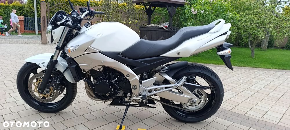 Suzuki GSR - 2