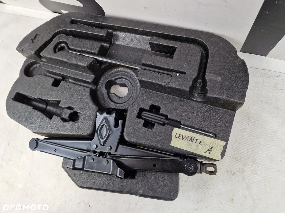 Lewarek styropian Maserati Levante - 2