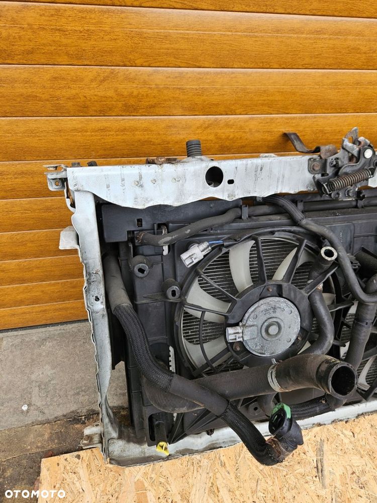 Toyota PRIUS PLUS pas przedni chłodnice komplet 040 - 11