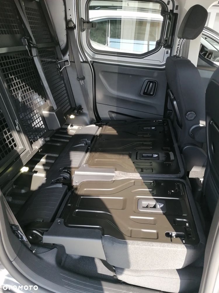 Peugeot Furgon Brygadowy LONG 5 miejsc 1.5 130KM AUTOMAT eat8 2025 - 9