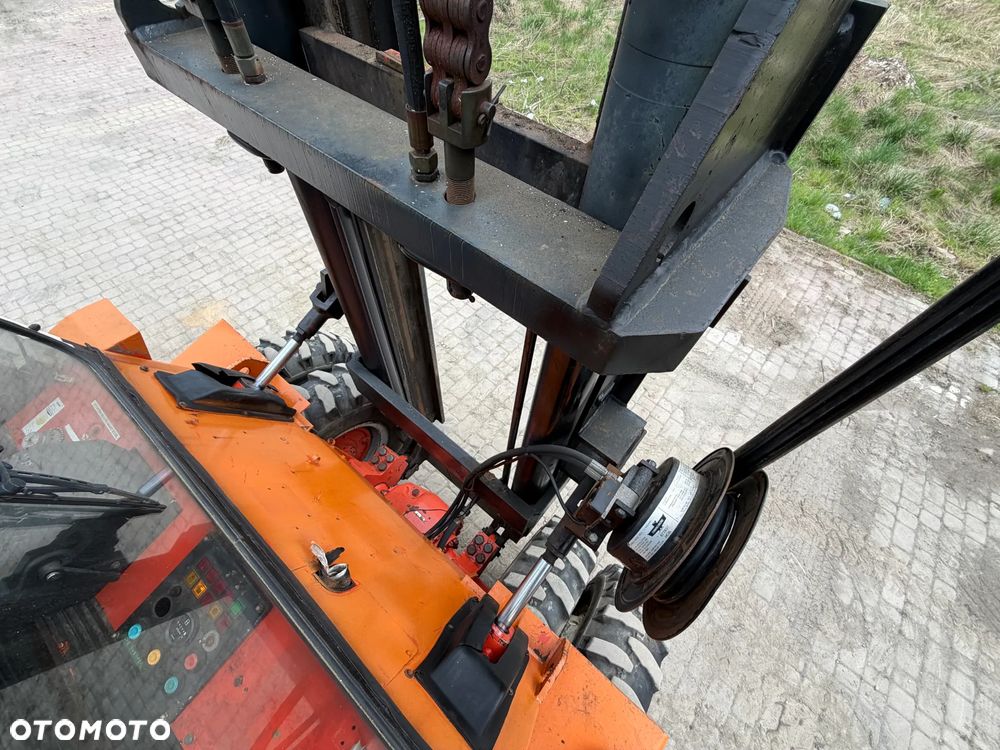 O&K V80 Wózek Widłowy Niemiecki Producent O&K. Silnik DEUTZ 90 km. Udźwig 8 ton. Gabarytowo mała maszyna z Wielkim udźwigiem. Podwójne Koła. Regulacja wideł i Karetki Hydrauliczna. Maszt TRIPLEX. niski przebieg 5790h. Maszyna Pochodzi z Norweskiej Komuny! Nie posiada luzów i wycieków Jazda Hydrostatic. Stan Perfekcyjny! DIESEL. Opony Nowe. Okazja - 22