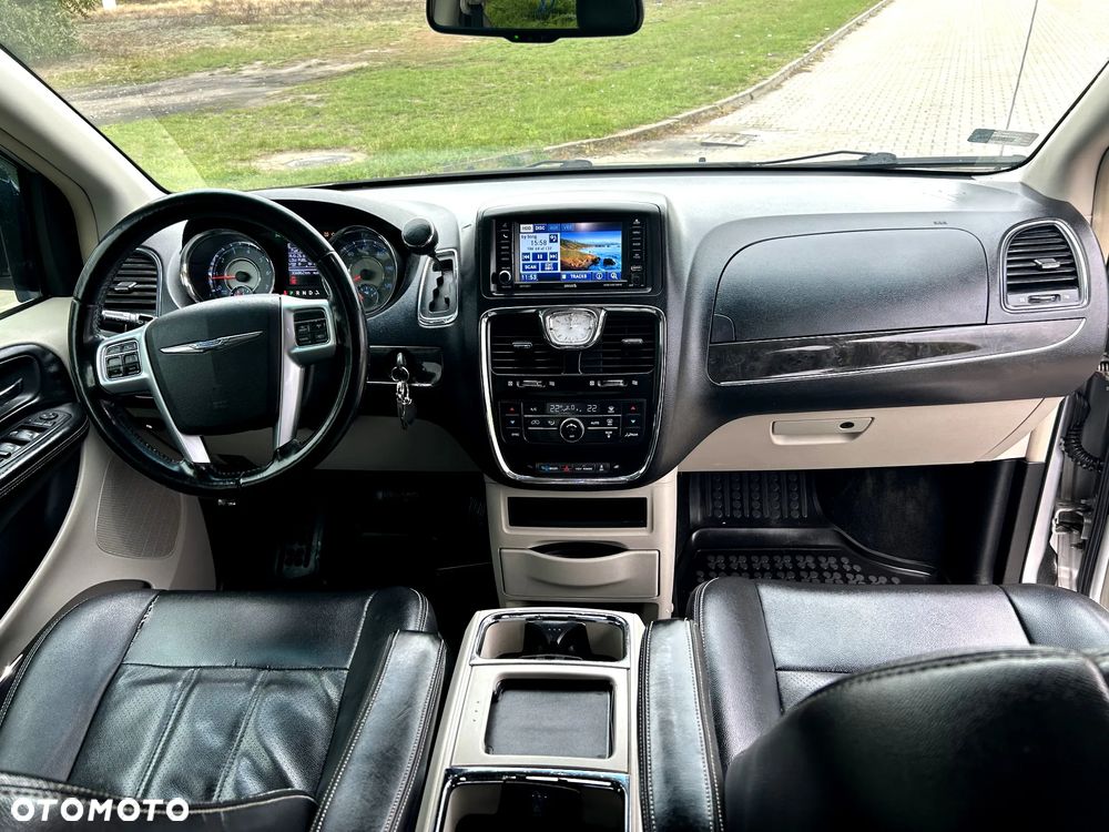 Chrysler Town & Country 3.6 Limited - 9