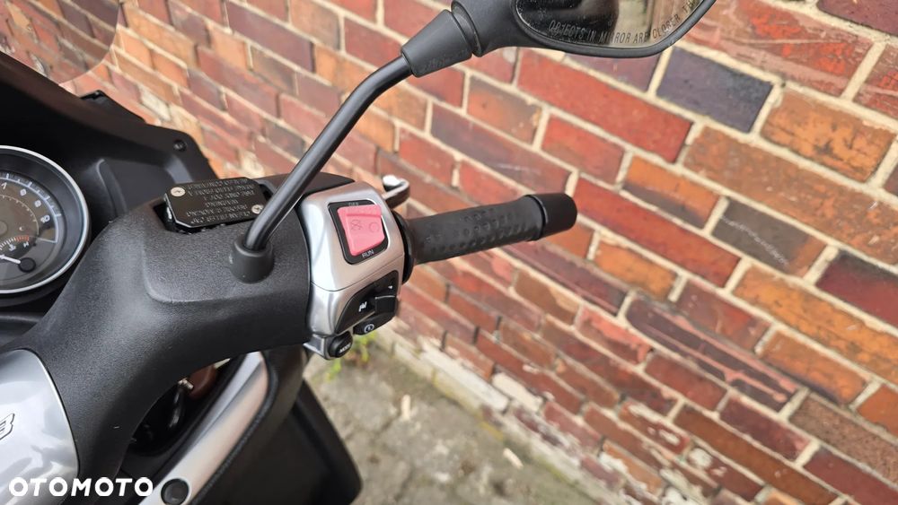Piaggio MP-3 - 5