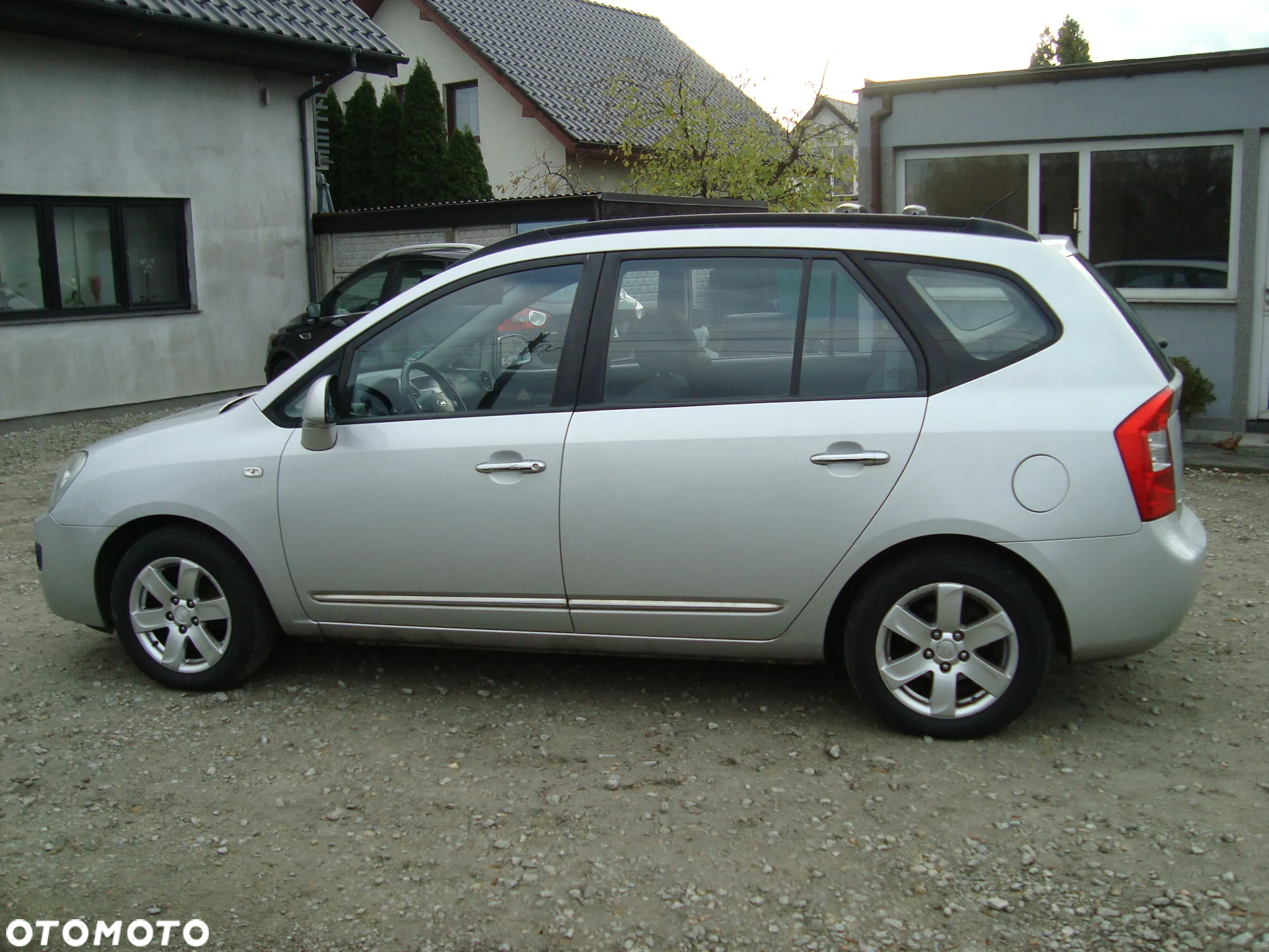 Kia Carens - 4