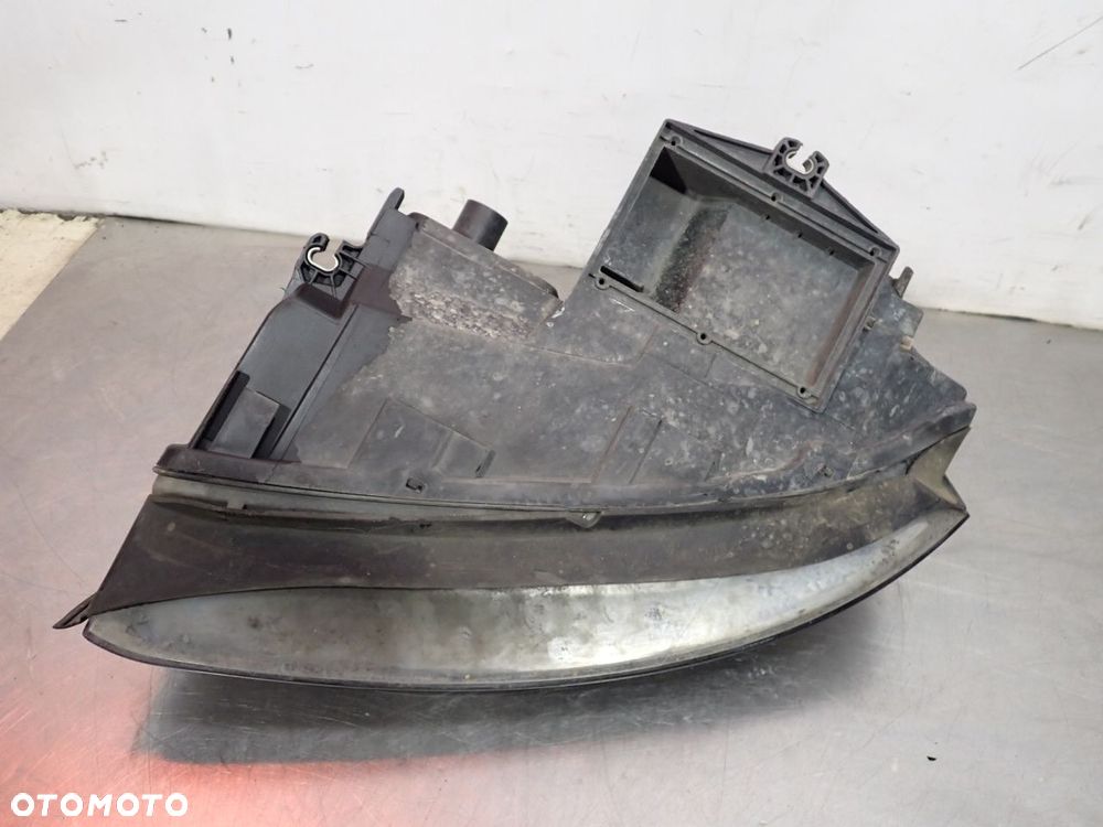 LAMPA PRAWA PRZEDNIA SOCZEWKA AUDI A4 B6 - 7