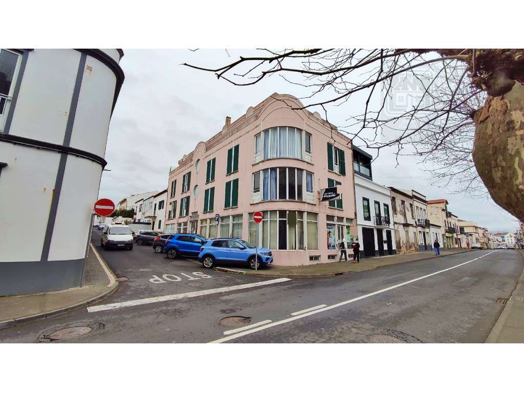 AMPLO EDIFÍCIO para VENDA com ÁREA COMERCIAL, ARMAZÉM e 9 APARTAMEN... - Grande imagem: 3/60