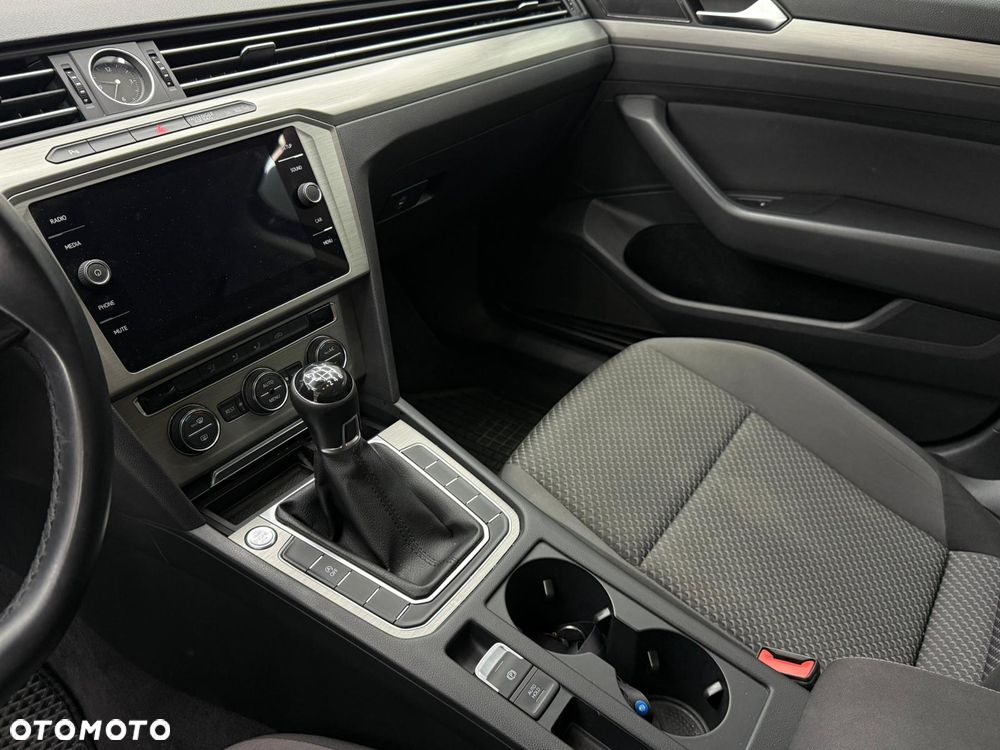 Volkswagen Passat 2.0 TDI BMT Comfortline - 29