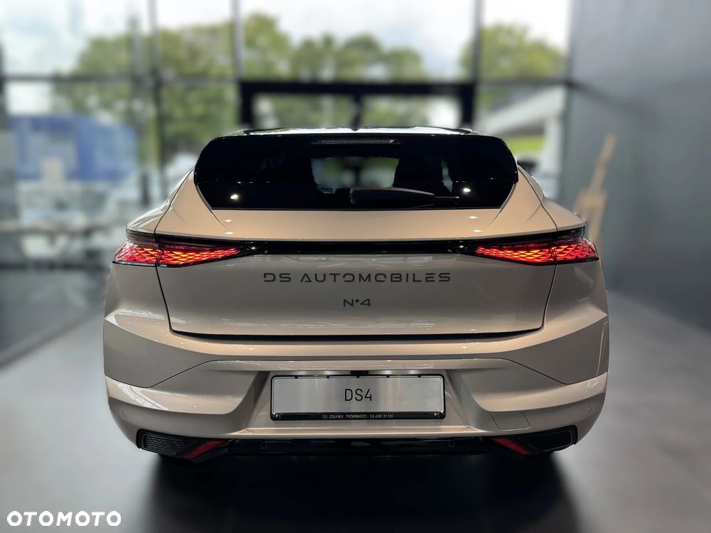 DS Automobiles N°4 1.2 mHEV Étoile Alcantara eDCS6 - 12