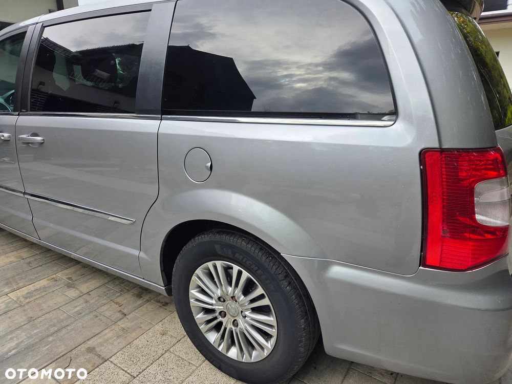 Chrysler Town & Country - 11