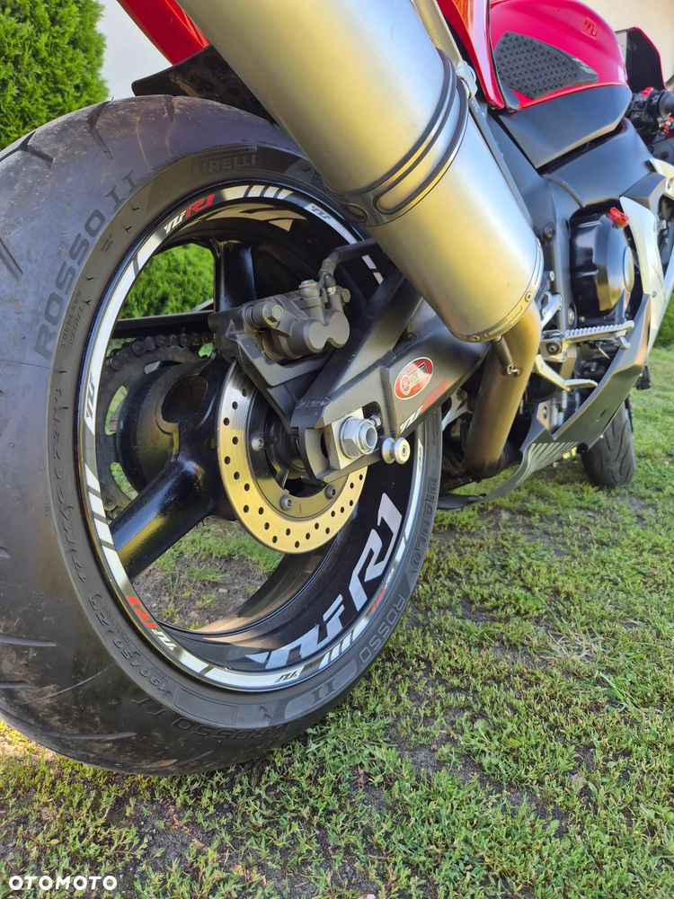 Yamaha R1 - 6
