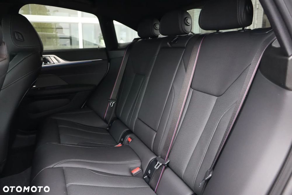 BMW i4 - 12