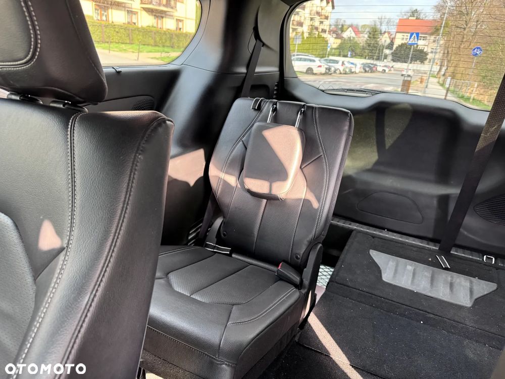 Chrysler Pacifica - 12