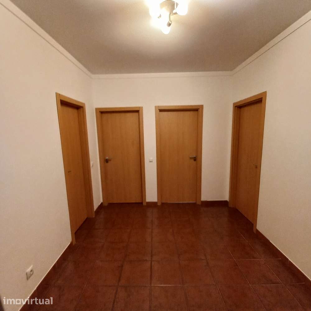 Quarto individual com mobiliário e internet em Castelo Branco - Grande imagem: 3/13