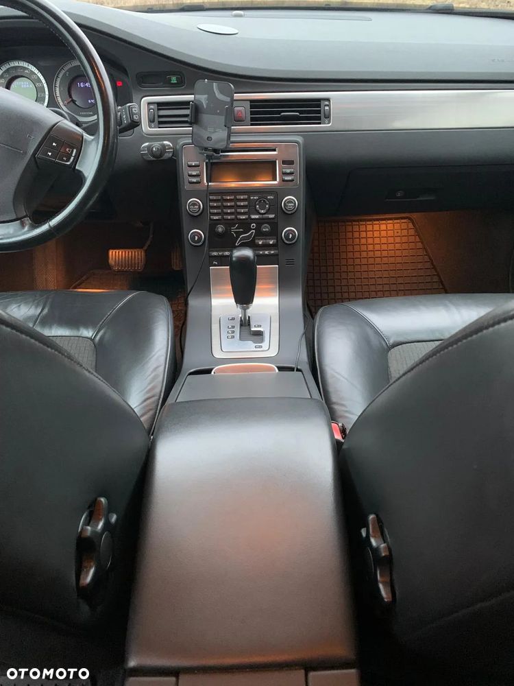 Volvo V70 D5 Momentum - 25