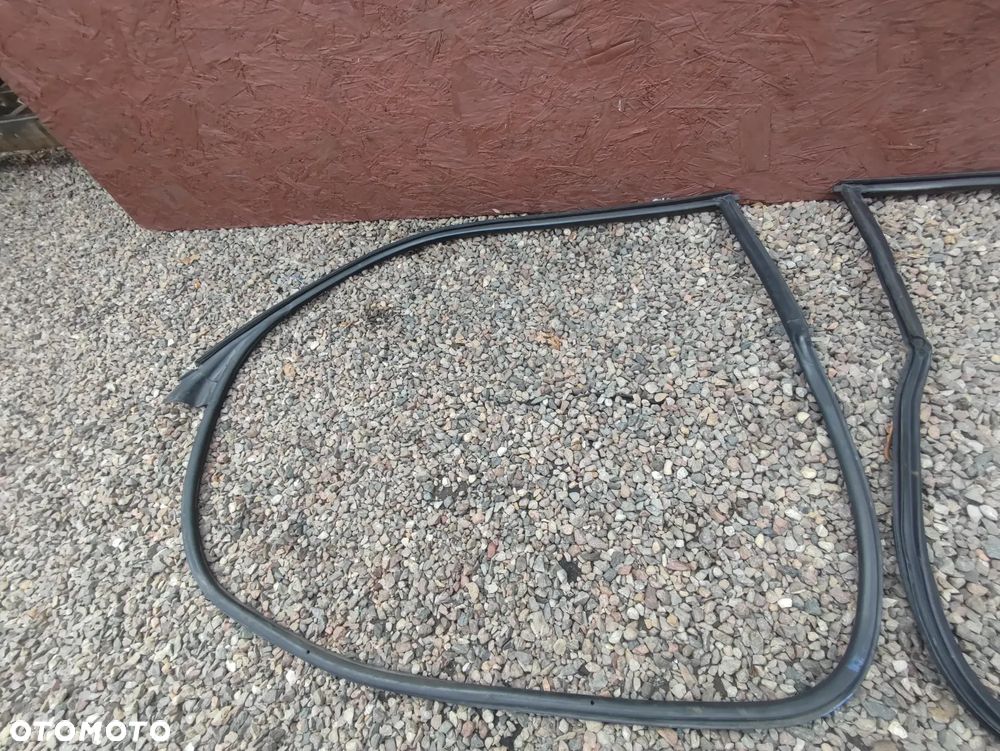 BMW E46 COUPE ORYGINALNE CZARNE USZCZELKI DRZWI LEWA / PRAWA ( USZCZELKA LEWA / PRAWA DRZWI )  PODGRZEWANE EUROPA O NR. 51 71 7 161 687 / 51 71 7 161 688 OEM - 7