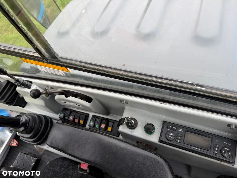 Wacker Neuson 6503 Koparka Kołowa 7ton. Nowe Podwójne Opony z felgami dodatkowe! Niski Przebieg. Maszyna w Bardzo ładnym Stanie. Pochodzi z Komuny Norweskiej. Silnik YANMAR 65KM. Zero luzów wycieków 2 łyżki Okazja. Maszyna pracowała sporadycznie przy lekkich pracach publicznych. Zero zużycia. Dekra 2026r Dokumentacja. Stabilizatory. Zamki na tłokach. 3 sekcje Hydrauliczne. Szybka wolna Jazda. Silnik YANMAR - 16