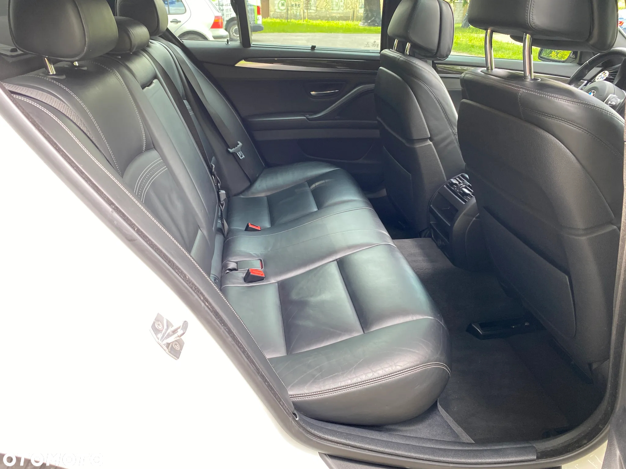 BMW Seria 5 550i - 16