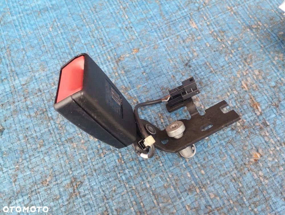 Mercedes W213 Zapinka Pasa Pojedyncza Tył 2138607601 - 1