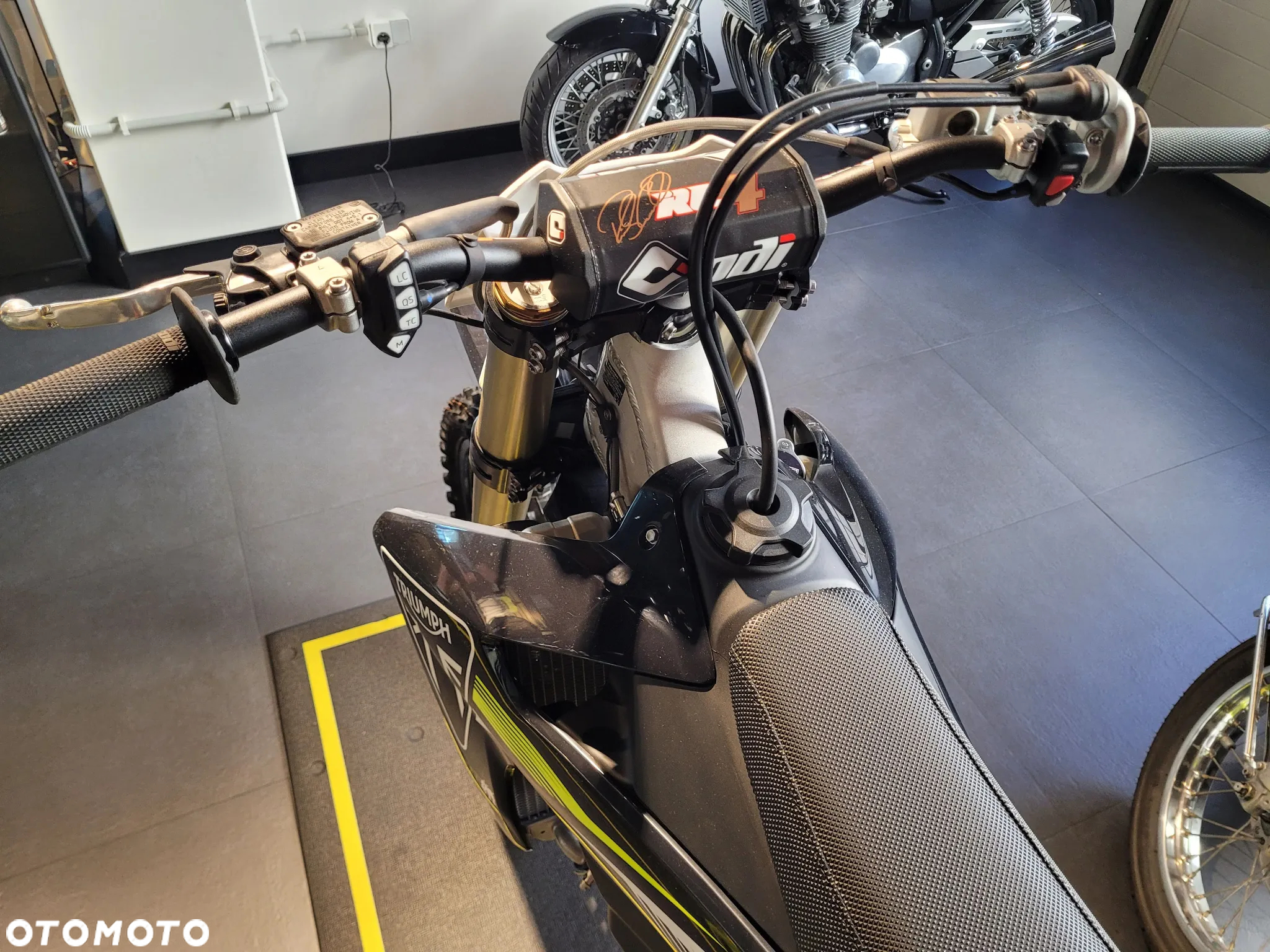 Triumph Inny - 5