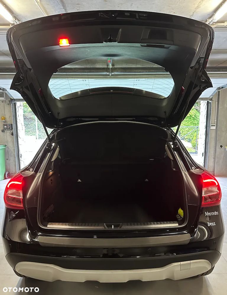Mercedes-Benz GLA 180 7G-DCT - 8