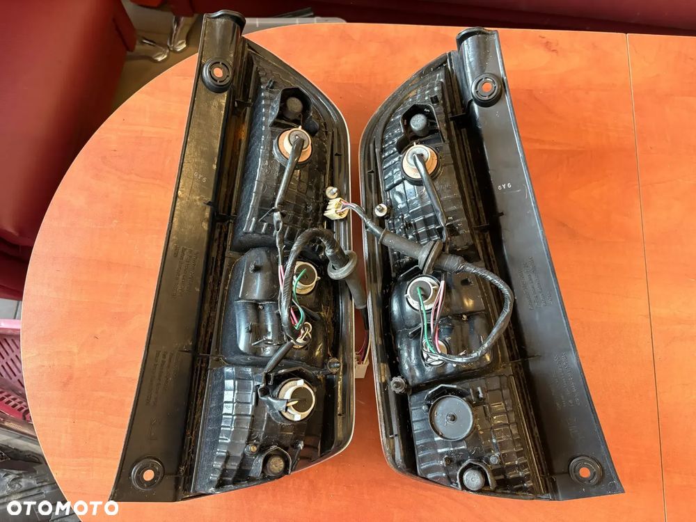 DAIHATSU SIRION LAMPY TYŁ LEWA PRAWA 22051763 22051762 - 2