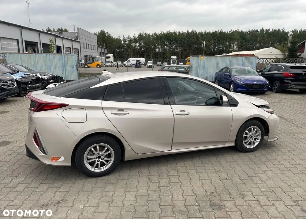 Toyota Prius ver-1-8-hybrid-executive - 6