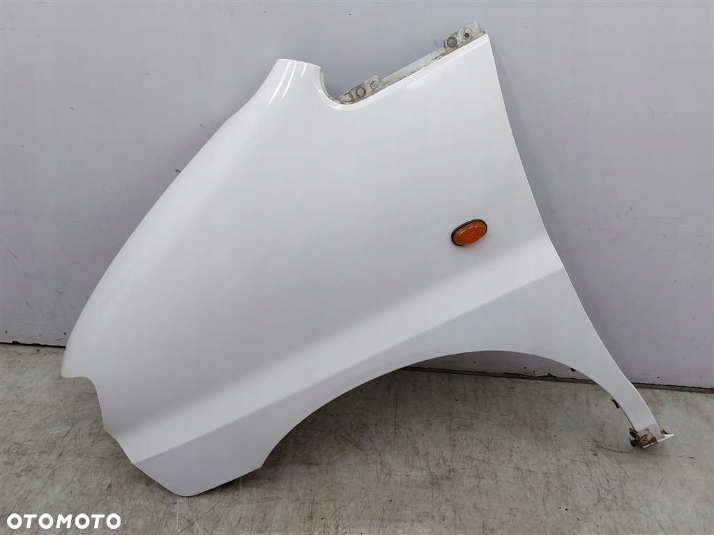 Błotnik przedni lewy Hyundai H200  1997-2000R BIAŁY ŁADNY - 1