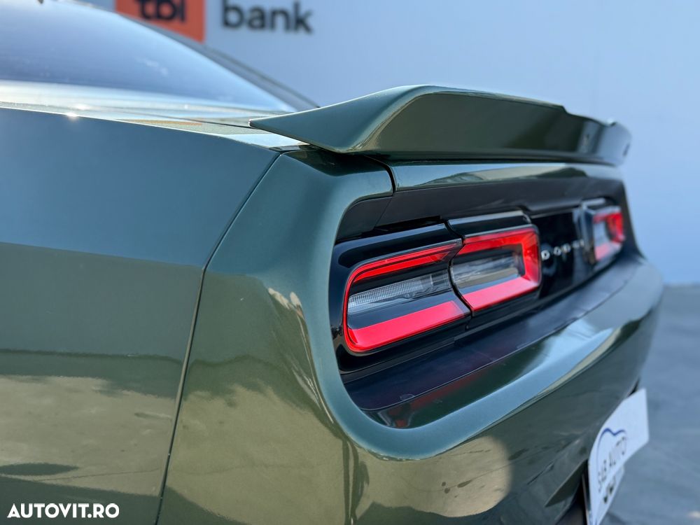 Dodge Challenger - 28