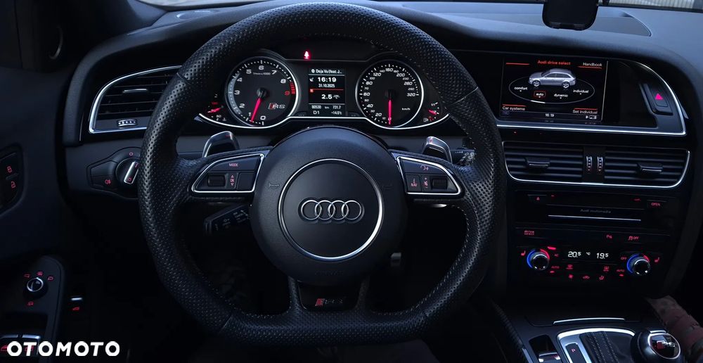 Audi RS4 Avant - 30