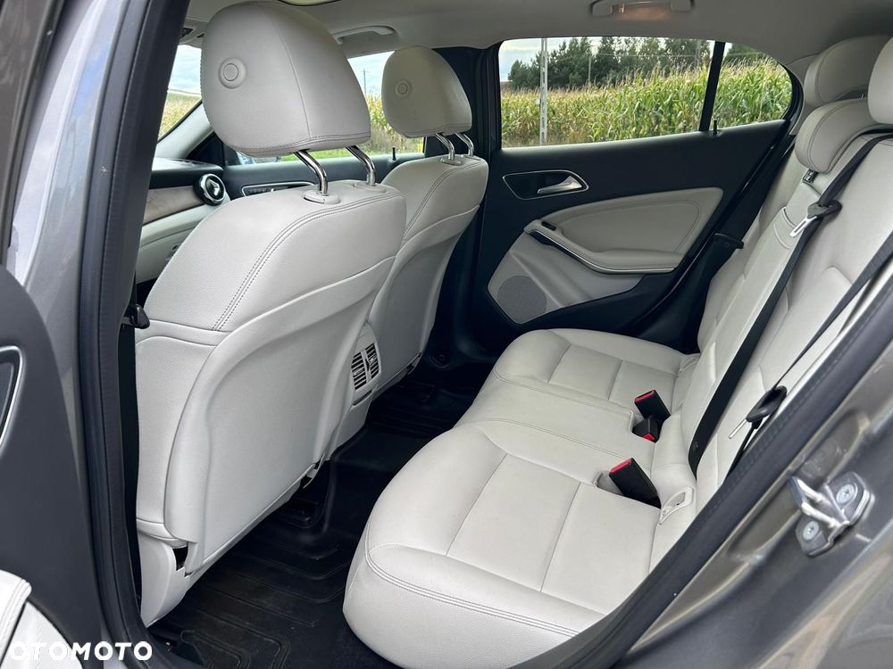 Mercedes-Benz GLA 250 4Matic 7G-DCT UrbanStyle Edition - 17