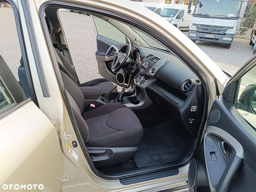 Toyota RAV4 2.2 D-4D Sol - 14