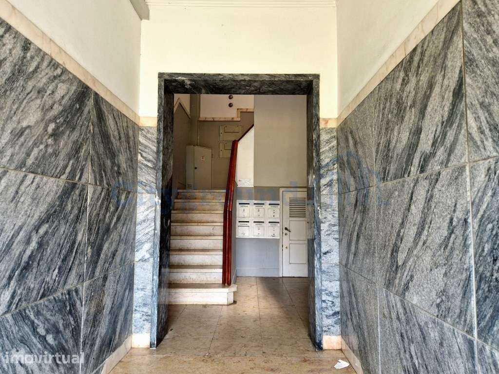 Prédio na Amadora, com 6 frações de habitação para rentabilidade - Grande imagem: 2/16