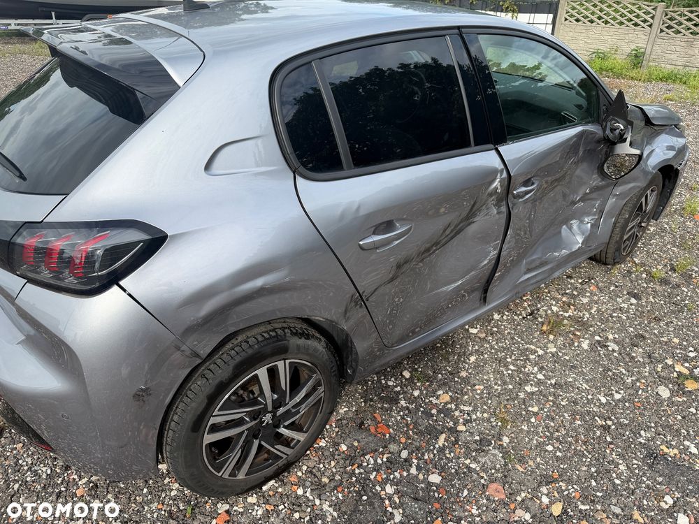Peugeot 208 - 8