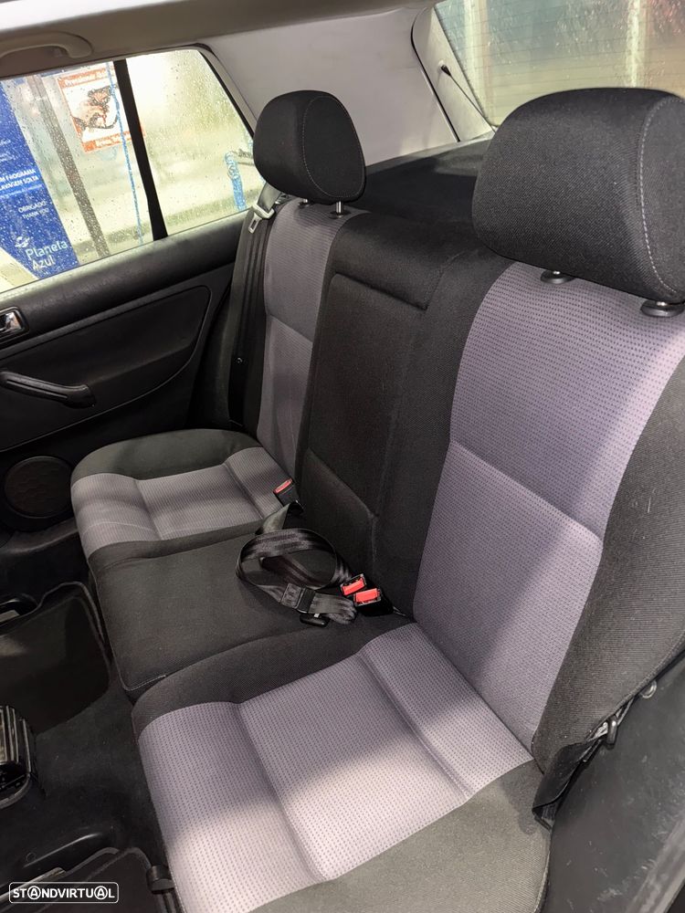 VW Golf 1.9 TDi 25 Anos - 8