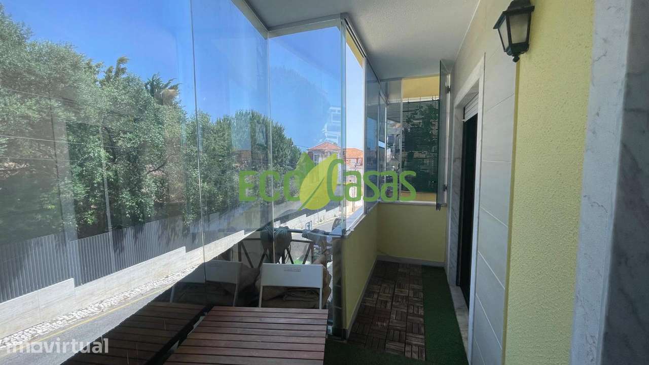 T2 no Monte Estoril com Garagem e arrecadção num prédio com elevador - Grande imagem: 2/19