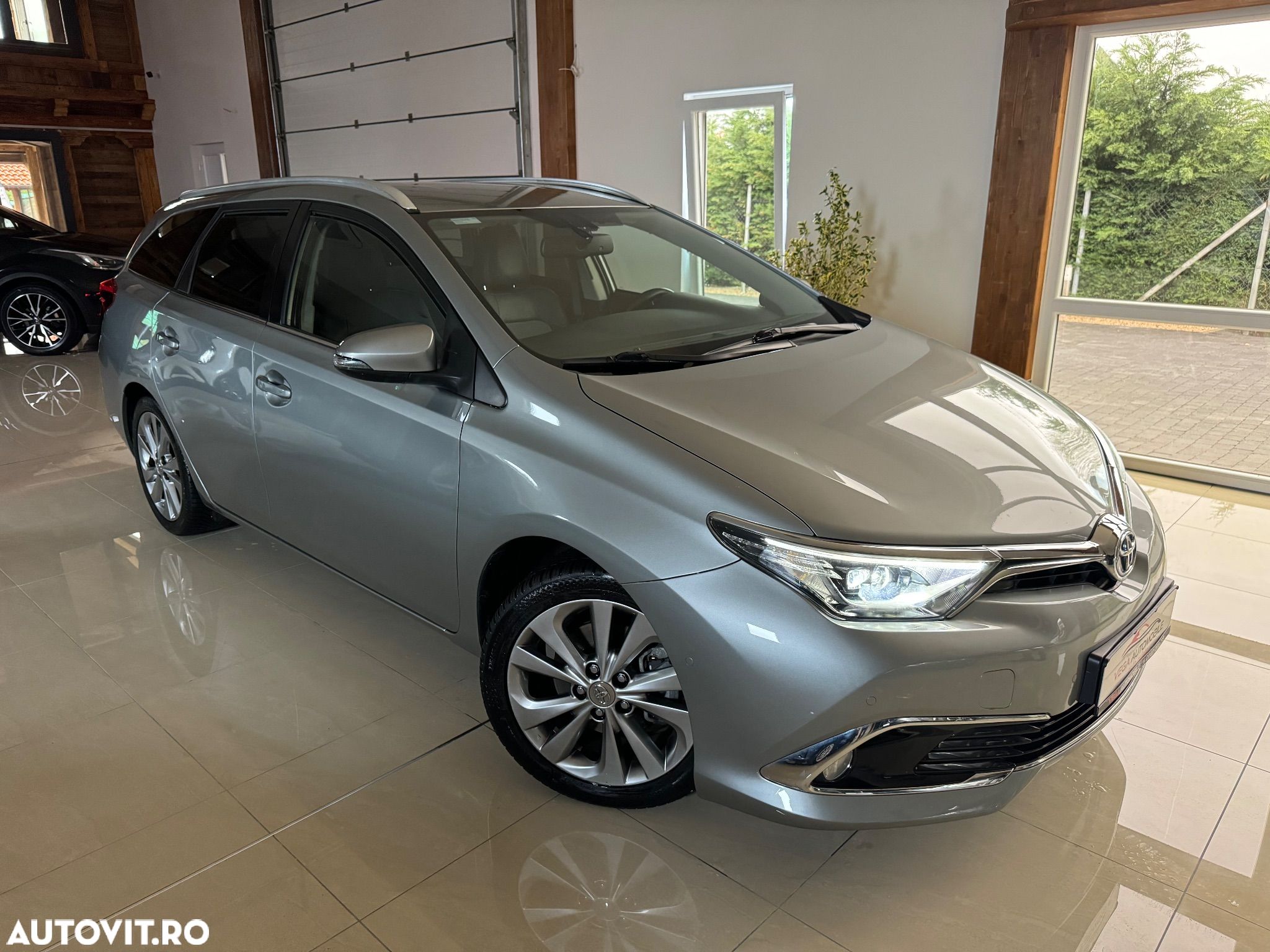 Toyota Auris 1.8 VVT-i Hybrid Automatik Touring Sports Edition-S - 1