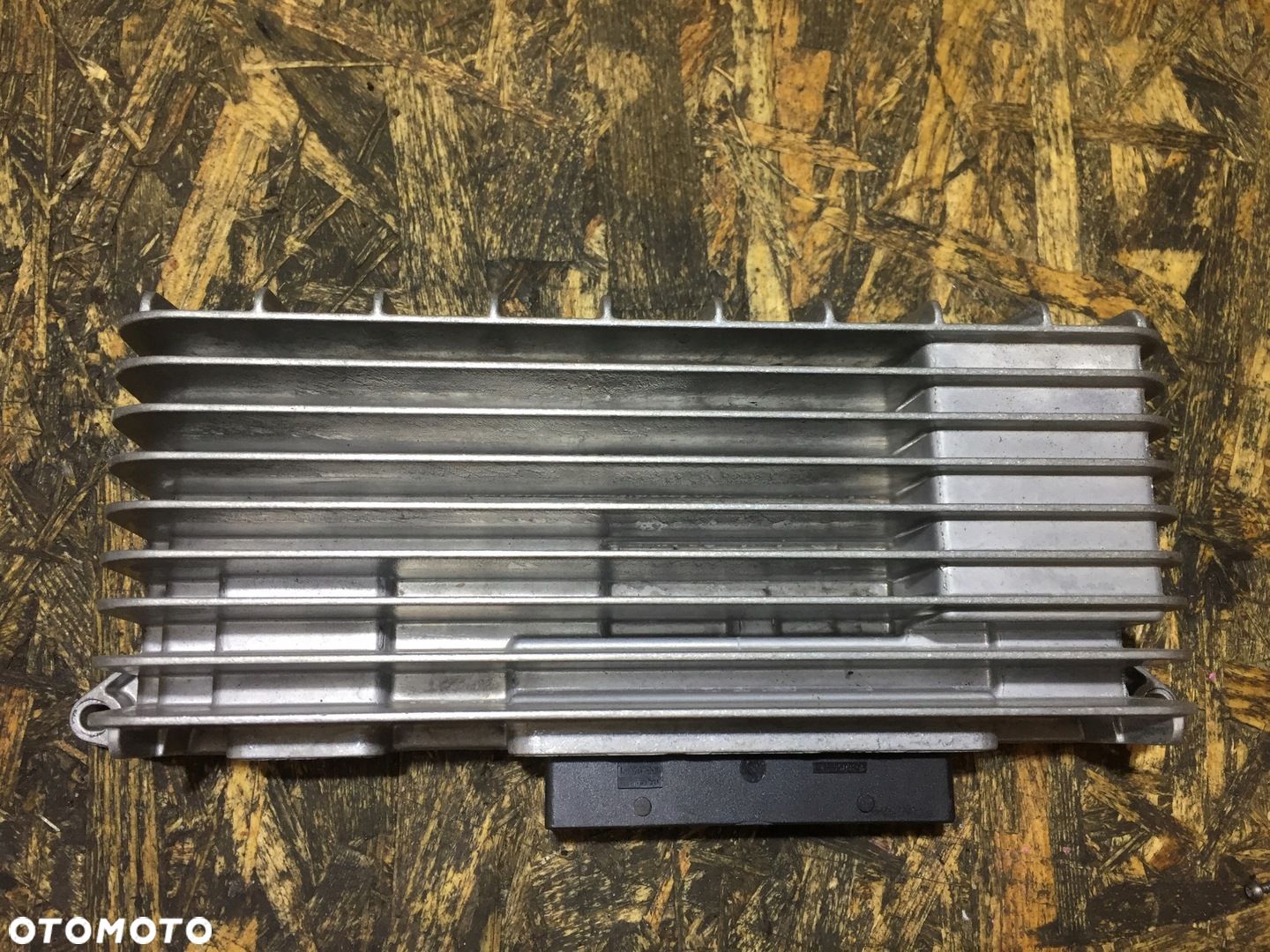 AUDI A4 B8 A5 8T WZMACNIACZ RADIA 8T0035223P - 1