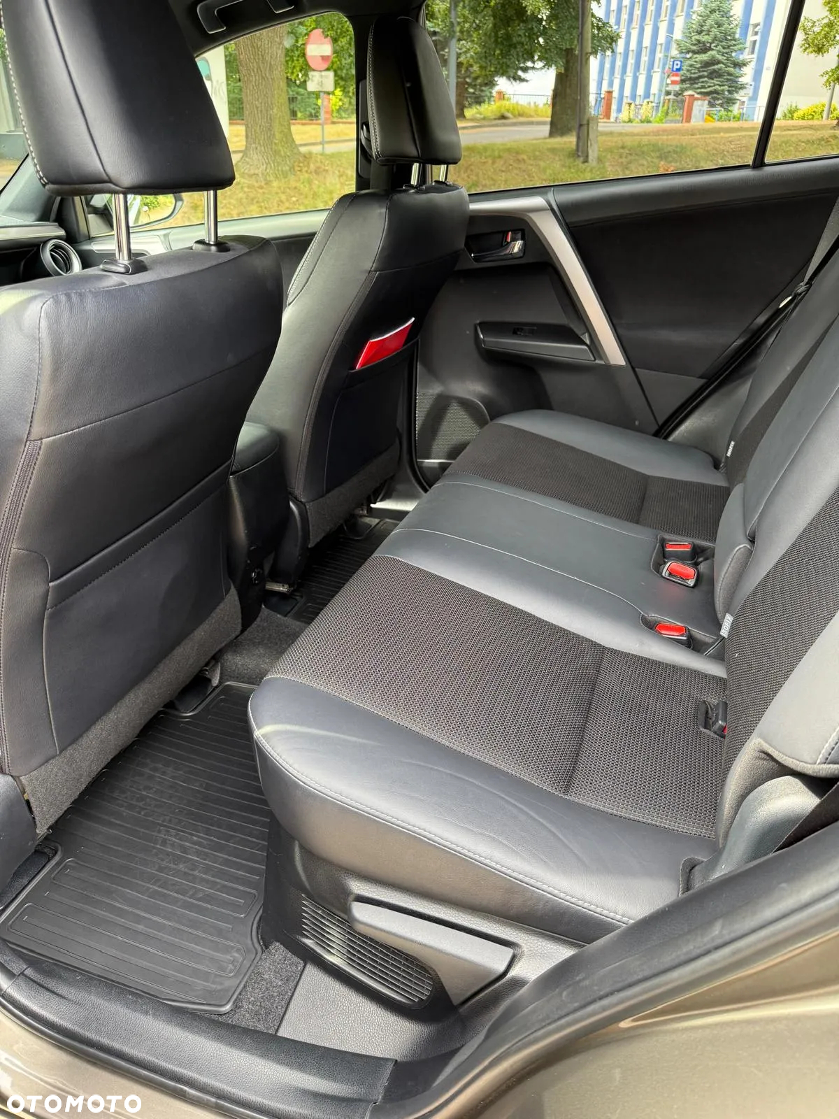 Toyota RAV4 2.5 XLE - 11