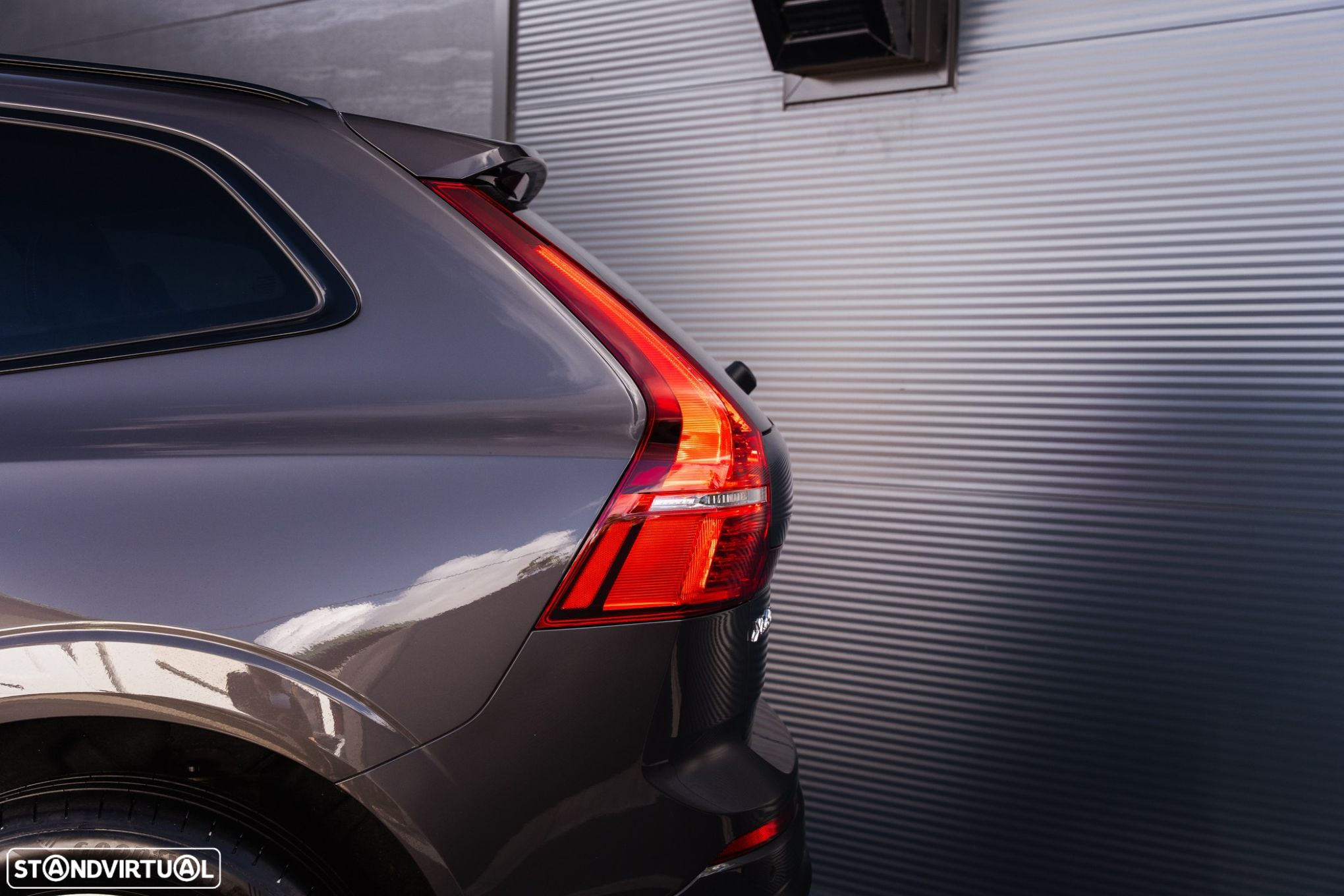 Volvo XC 60 2.0 T6 PHEV R-Design AWD - 33