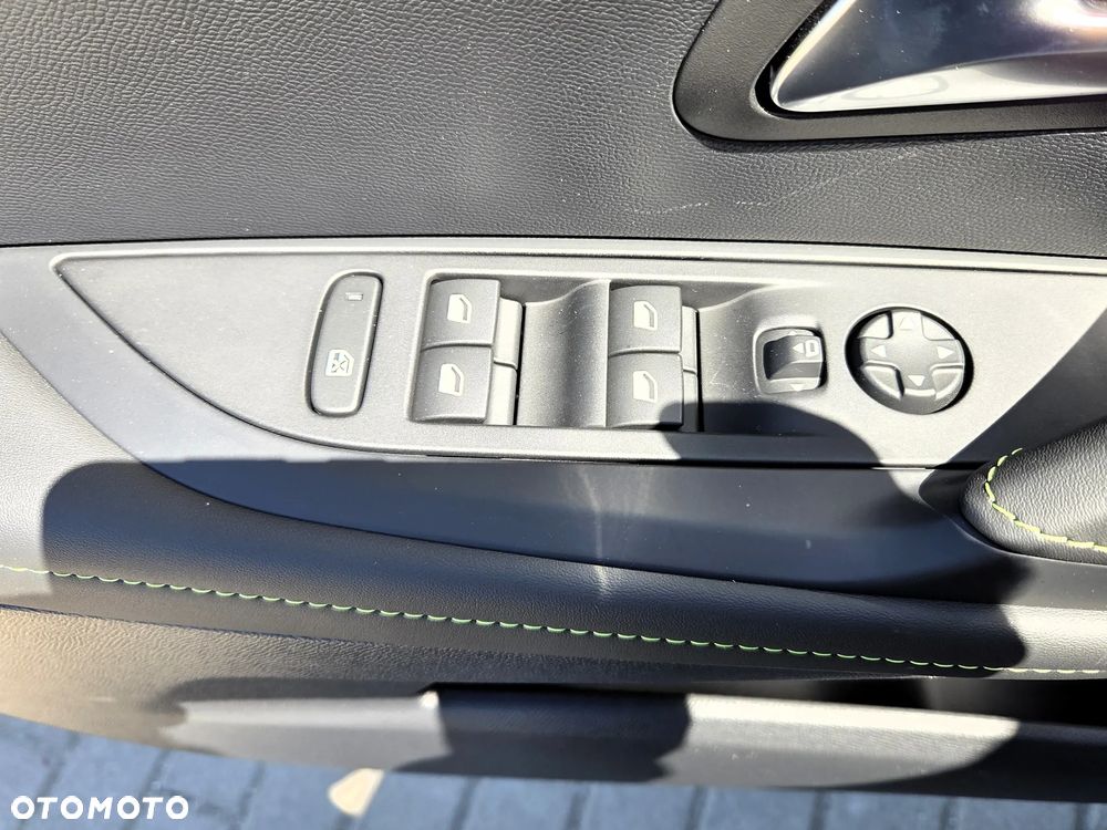 Peugeot 208 1.2 mHEV GT - 21