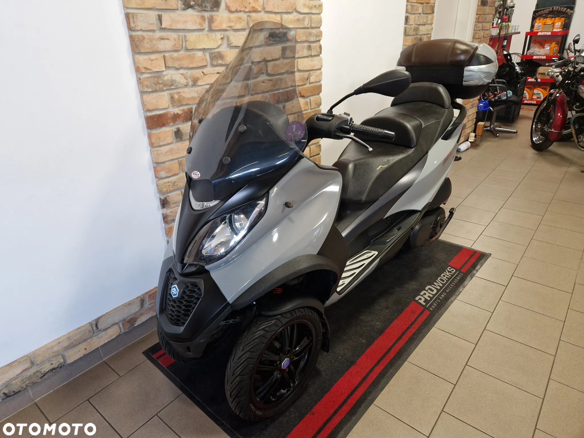 Piaggio MP-3 - 12