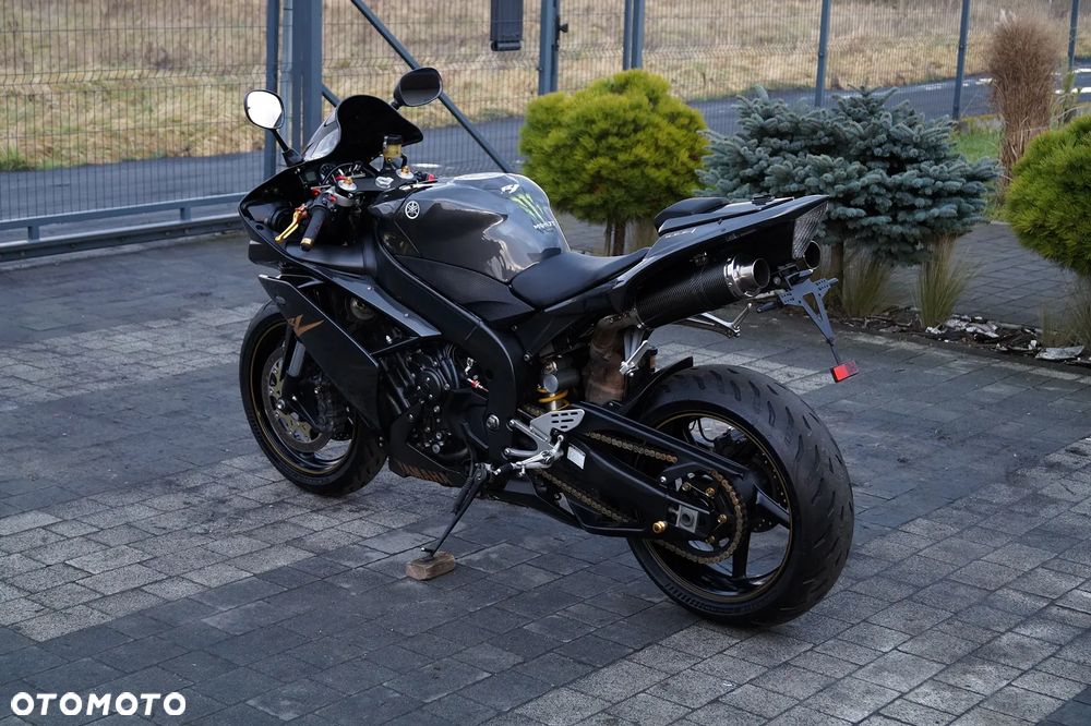 Yamaha R1 - 10