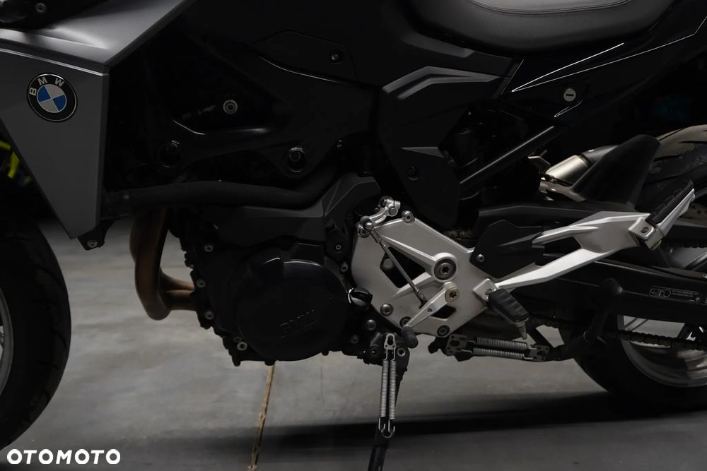 BMW F - 19