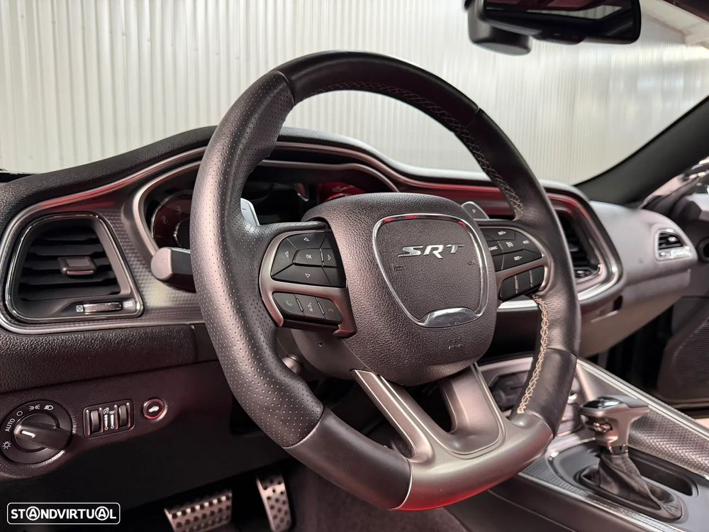 Dodge Challenger Auto SRT Hellcat - 44