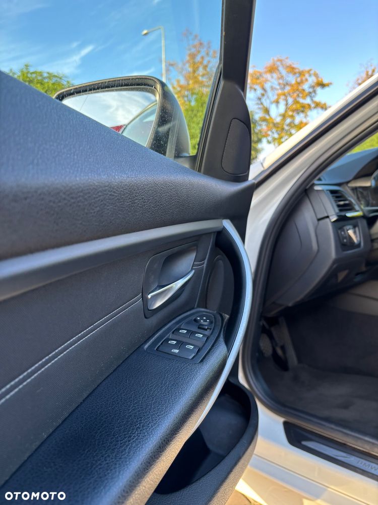BMW Seria 3 318d Sport Line - 24