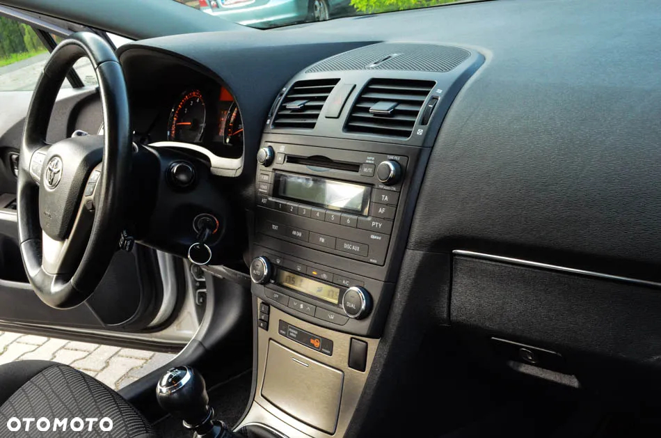 Toyota Avensis Combi 1.8 Executive - 38