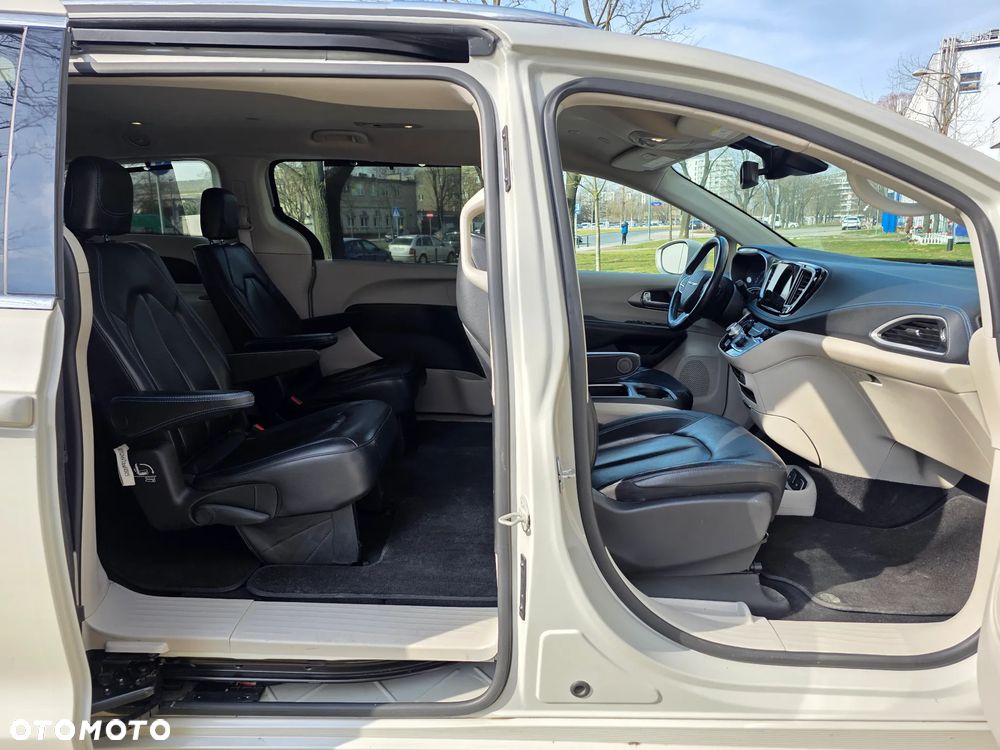 Chrysler Pacifica - 32