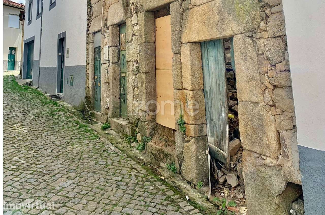 Duas casas em ruinas, em banda, 3 pisos, 140m2-Melo-Gouveia- Guarda - Grande imagem: 5/30